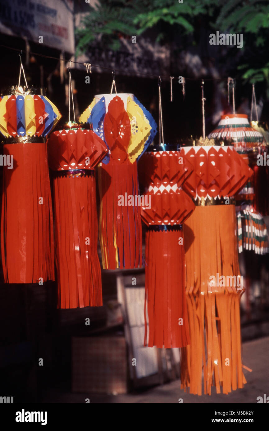 Lanterne colorate per la vendita durante la festa di Diwali India Foto Stock