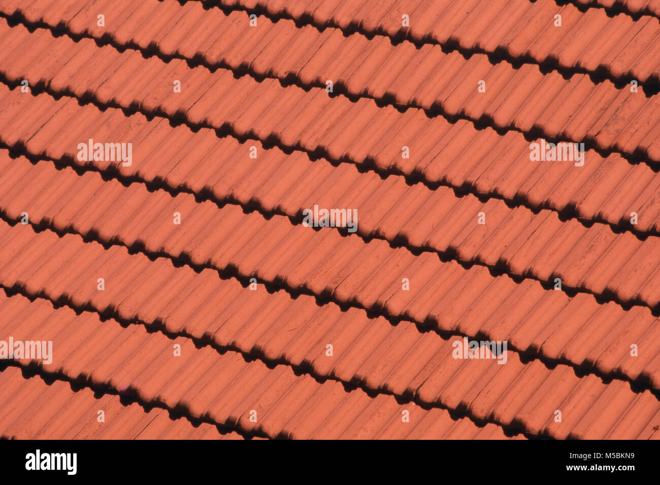Close up di Mangalore tetto di tegole in Maharashtra, India Foto Stock