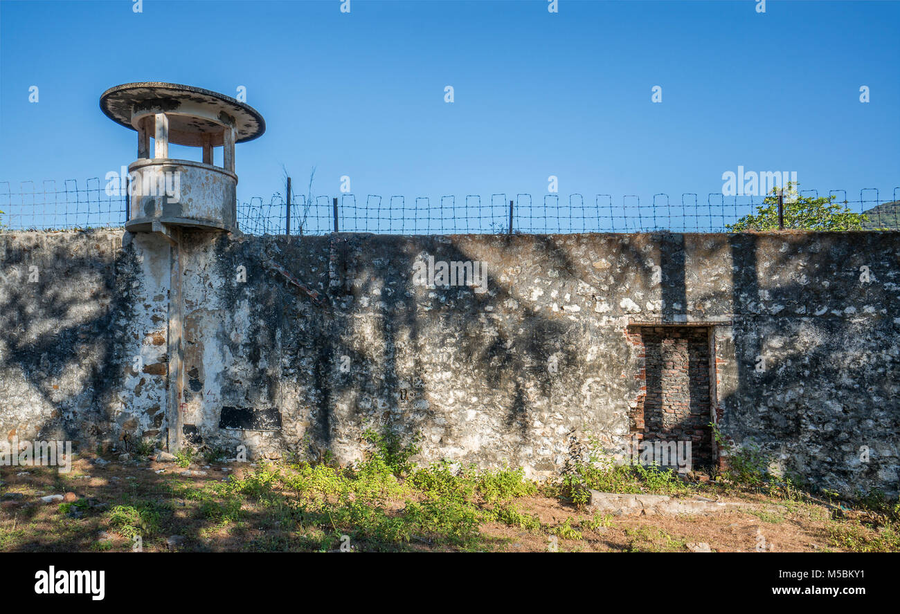 Vecchio Con Dao prigione su Con Dao Island, Vietnam. Il carcere è stato costruito dal francese colonialists. Il più famoso sito è il 'tiger gabbie'. Foto Stock Vecchio Con Dao prigione su Con Dao Island, Vietnam. Il carcere è stato costruito dal francese colonialists. Il più famoso sito è il 'tiger gabbie'. Foto Stock