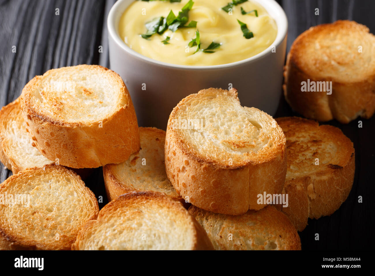 Crostini e formaggio cremosa salsa dip vicino sul tavolo orizzontale. Foto Stock