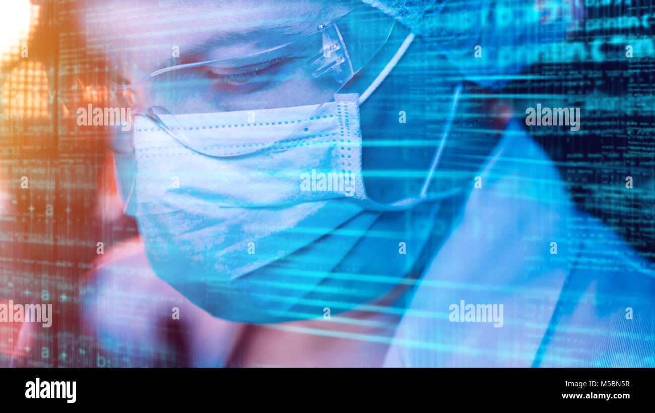 Tecnico di laboratorio lavorando sul computer, chiudere fino di faccia Foto Stock