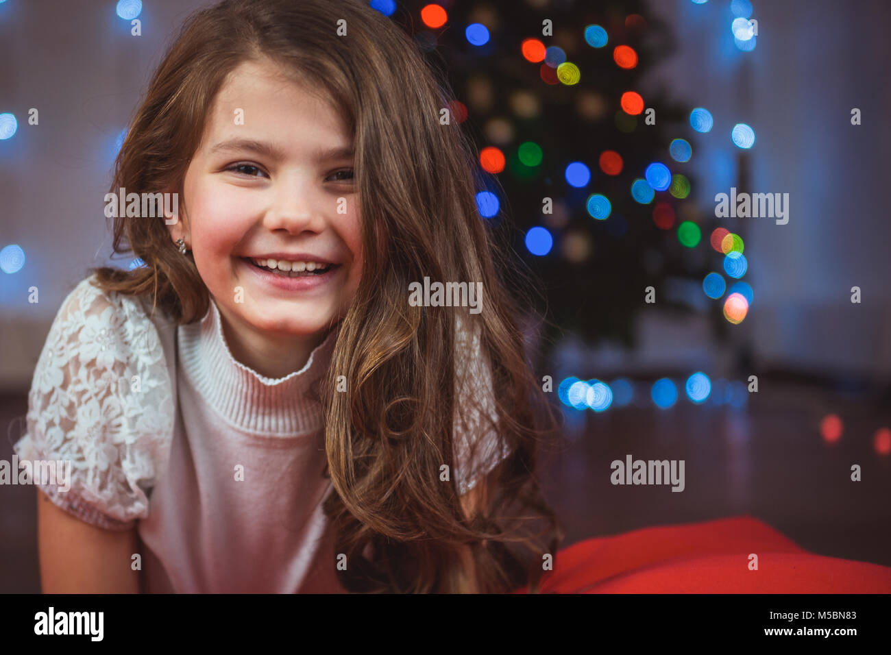 Ritratto di un bambino felice sullo sfondo di un albero di Natale Foto Stock