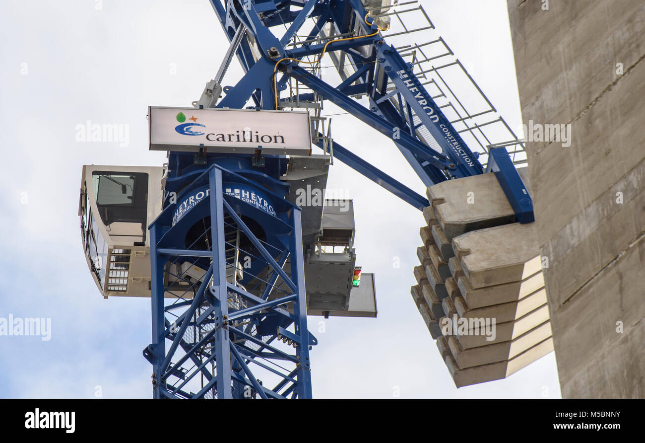 Carillion segno su una gru vuota su un edificio abbandonato sito, Salford, Greater Manchester. Carillion plc è una multinazionale britannica strutture managem Foto Stock