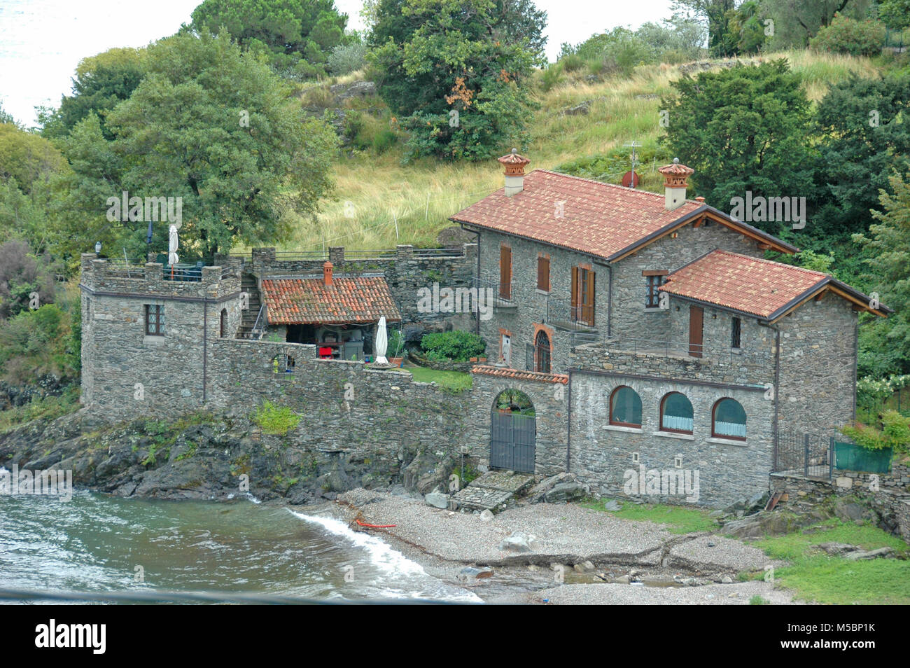 Una vecchia casa fortificata sulle rive del lago di Como Foto Stock