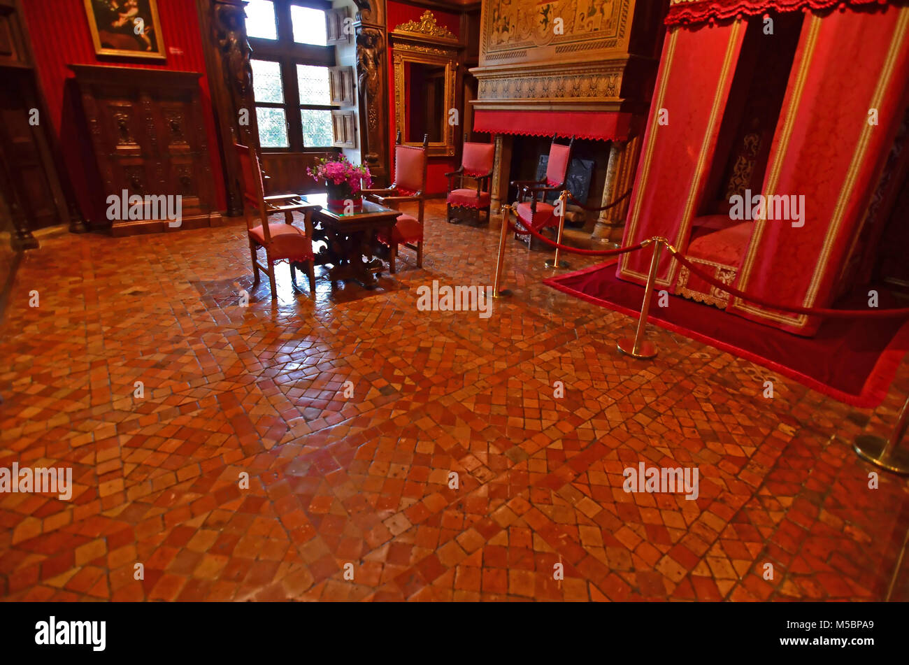 L'appartamento reale in un chateau francese con arredi in rosso e rosso cerato piastrelle di terracotta Foto Stock