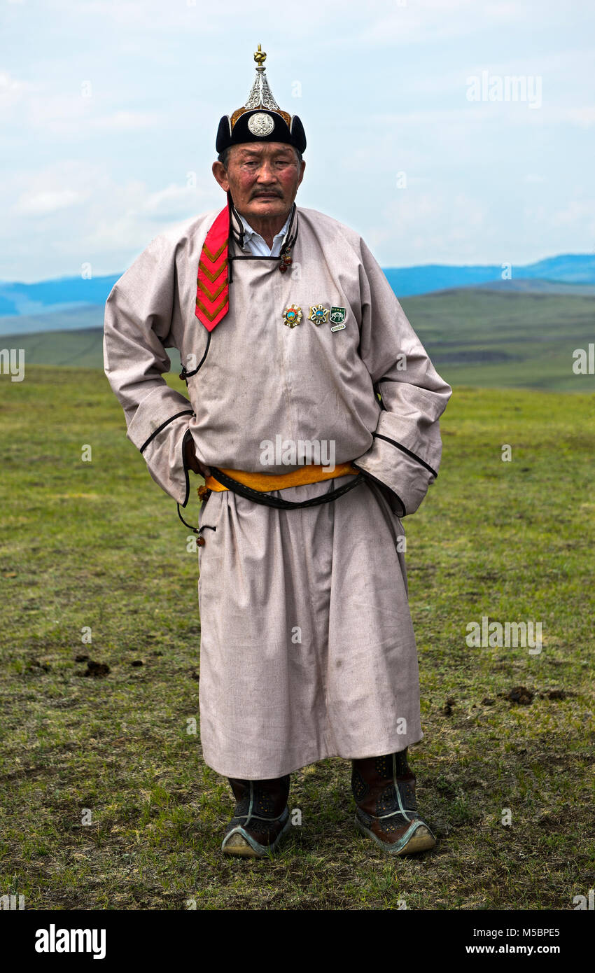 Anziani, maschi nomade in abito tradizionale nella steppa, Mongolia Foto Stock
