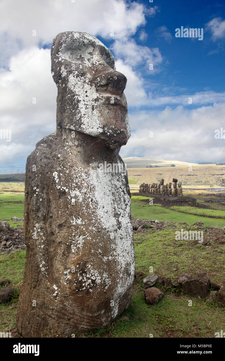 Moai a Ahu Tongariki dalla Rapa Nui persone, Isola di Pasqua e Polinesia Orientale, Cile. Foto Stock