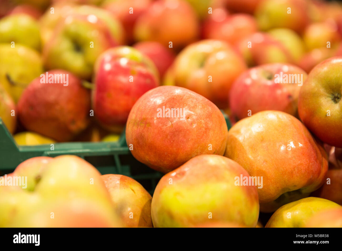 Fresh Yummy pila di mele in un mercato in stallo Foto Stock