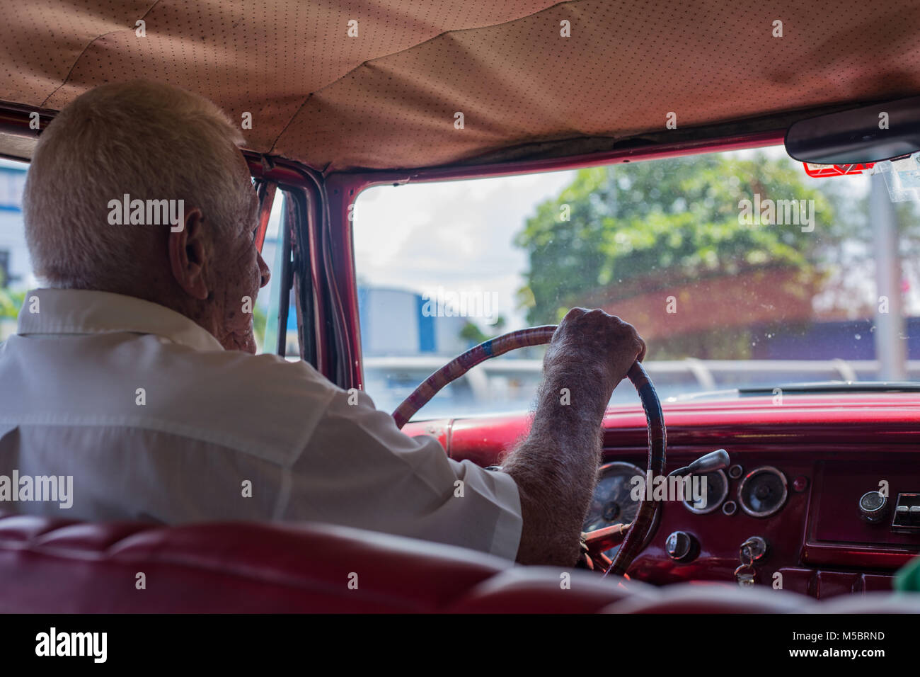 Taxi Driver a l'Avana, Cuba Foto Stock