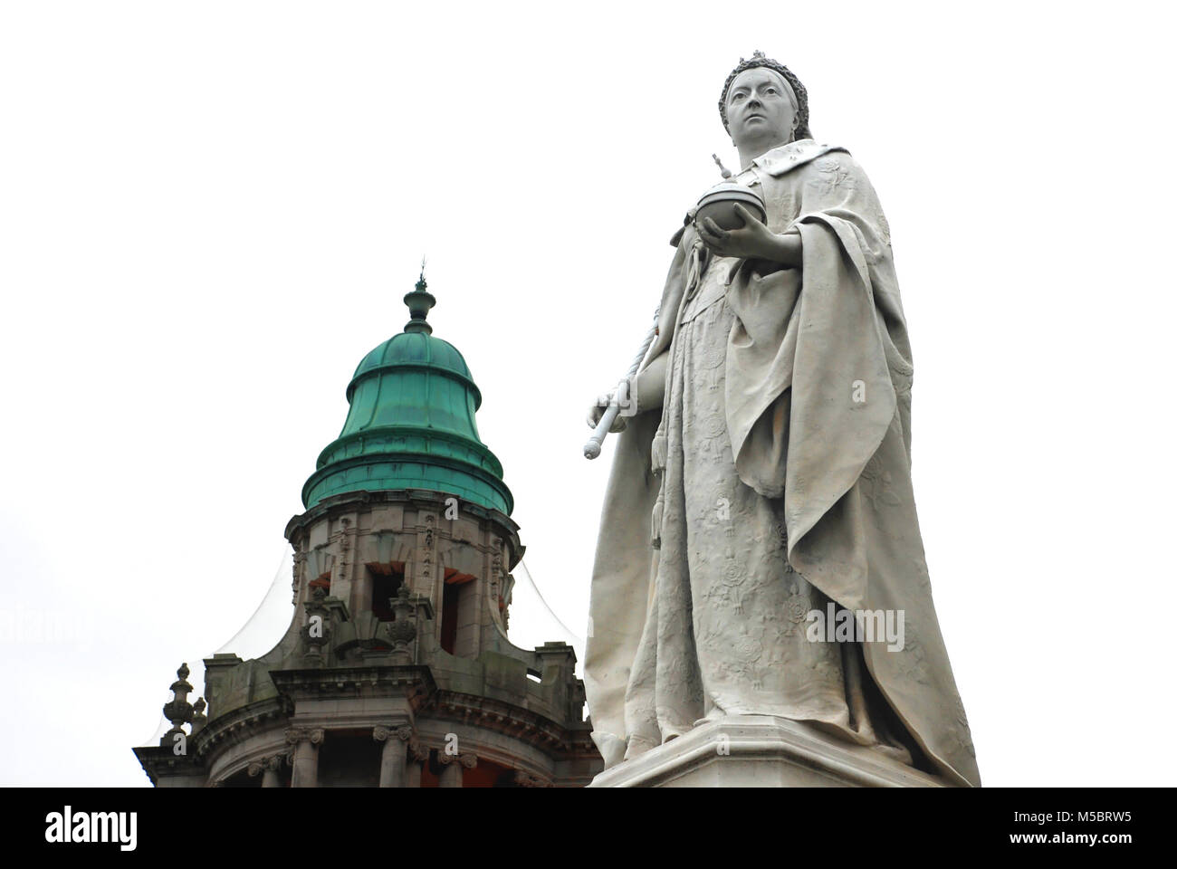 La regina Victoria Statua di fronte al Municipio di Belfast, Irlanda del Nord, Regno Unito Foto Stock