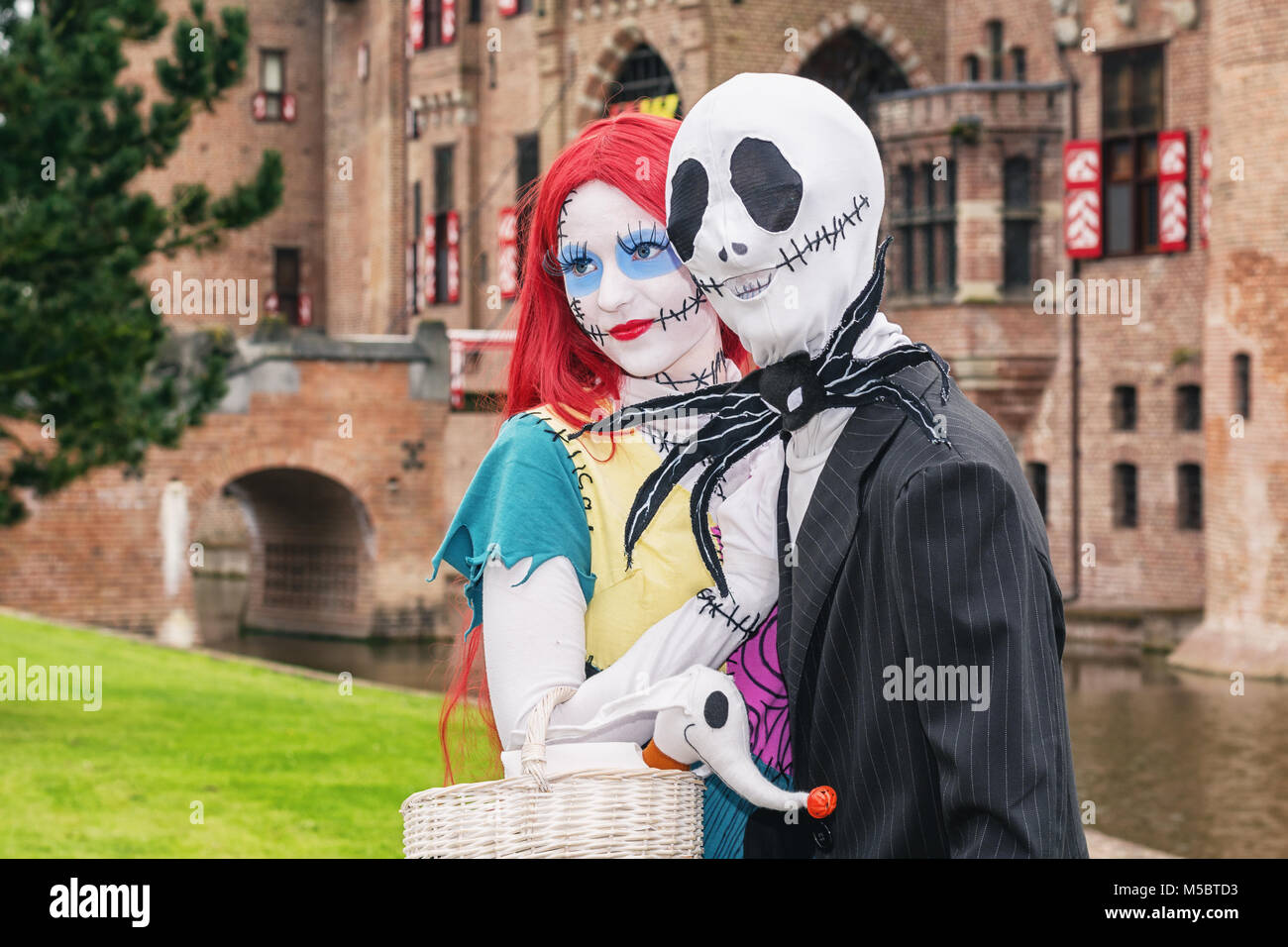 Aprile 19, 2014, Haarzuilens, Paesi Bassi: Uomo con maschera inquietante e spaventoso i Capelli rossi ragazza con un grosso ragno intorno ai loro colli presso la ELF Fa Foto Stock