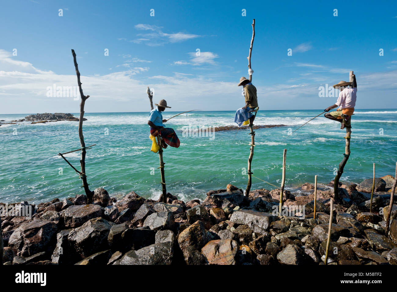 Sri Lanka asia, ficherman, stilt fisherman, spiaggia, mare Foto Stock