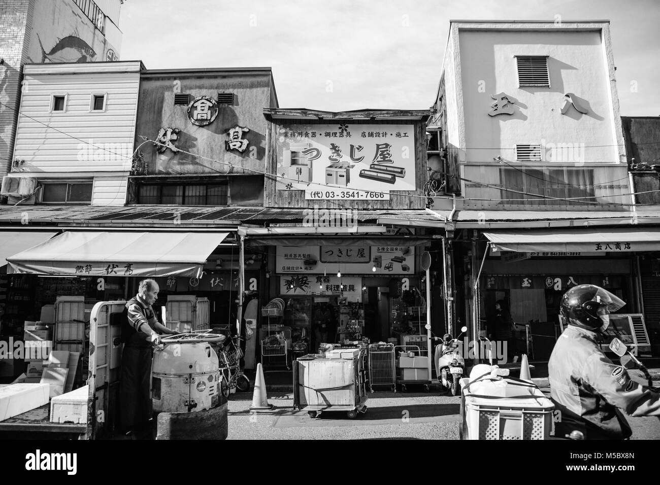 Negozi presso il Mercato del Pesce di Tsukiji a Tokyo Foto Stock