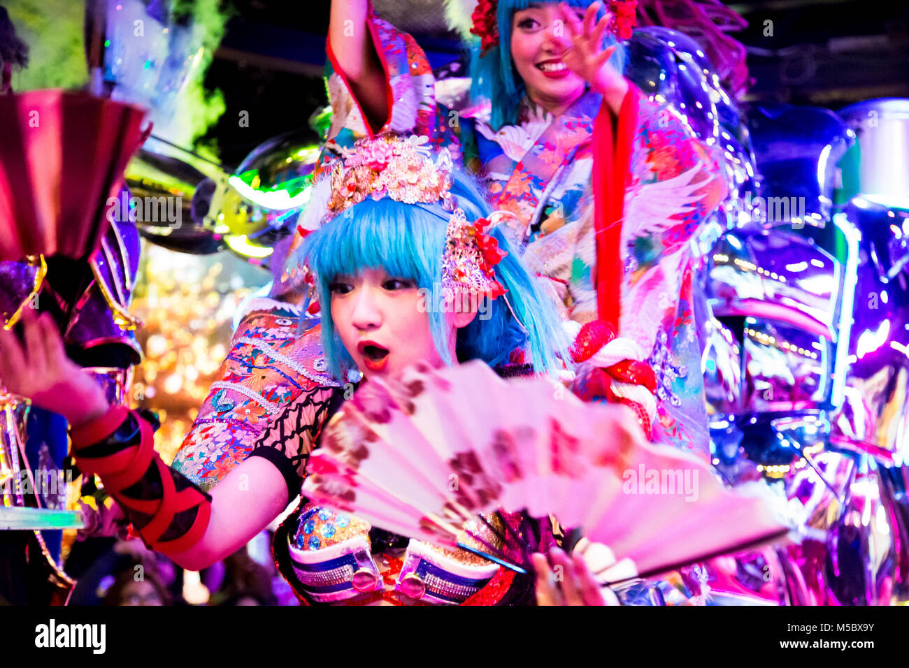 Gli artisti interpreti o esecutori presso il ristorante del robot in Shinjuku, Tokyo Foto Stock
