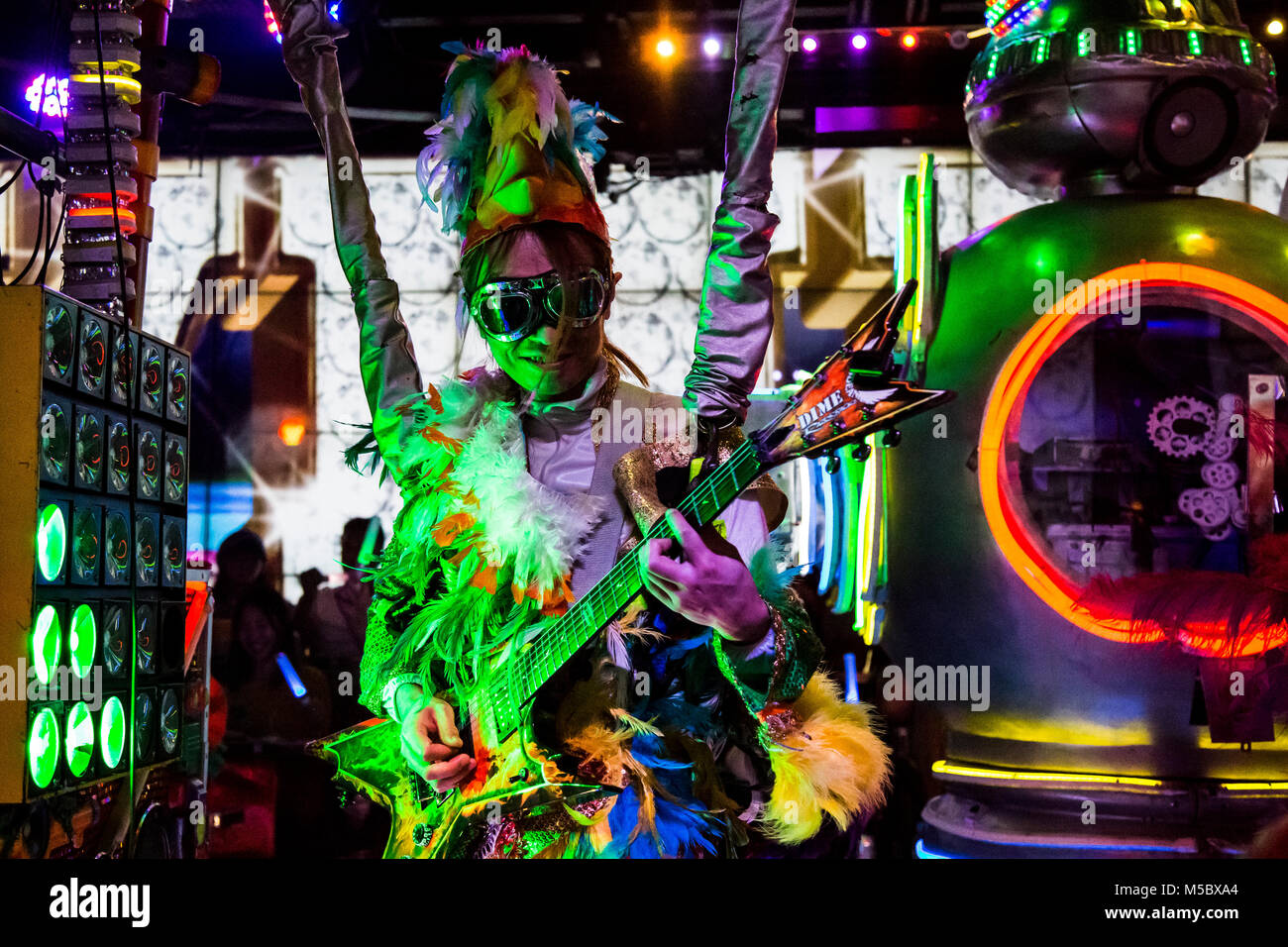 Gli artisti interpreti o esecutori presso il ristorante del robot in Shinjuku, Tokyo Foto Stock