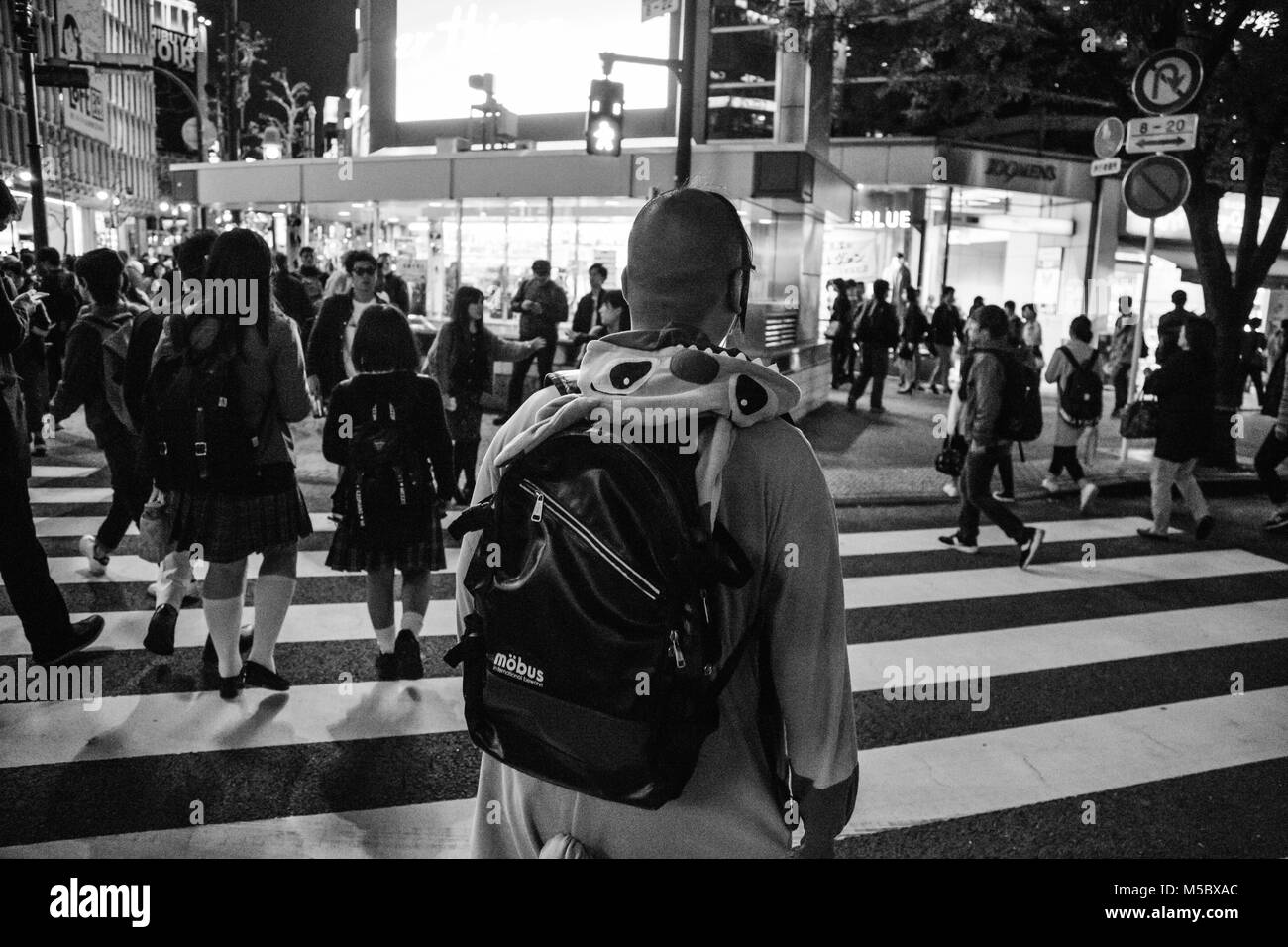 Un giovane uomo in una maglia vestito in un crosswalk Foto Stock