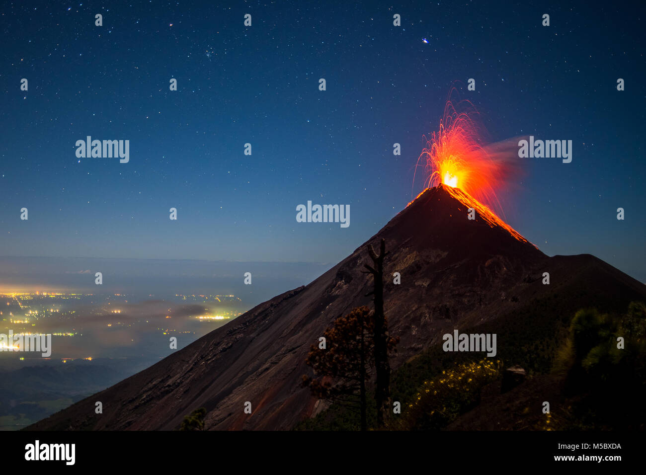 Vulcano Fuego erutta a notte in Guatemala. Foto Stock