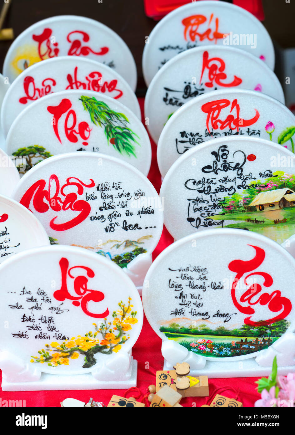 Altoparlante scritta frase capodanno nuovo anno lunare arte della ceramica con il testo "Felice, merito, Fortune, longevità, pace" in vietnamita utilizzato per la decorazione di interni Foto Stock