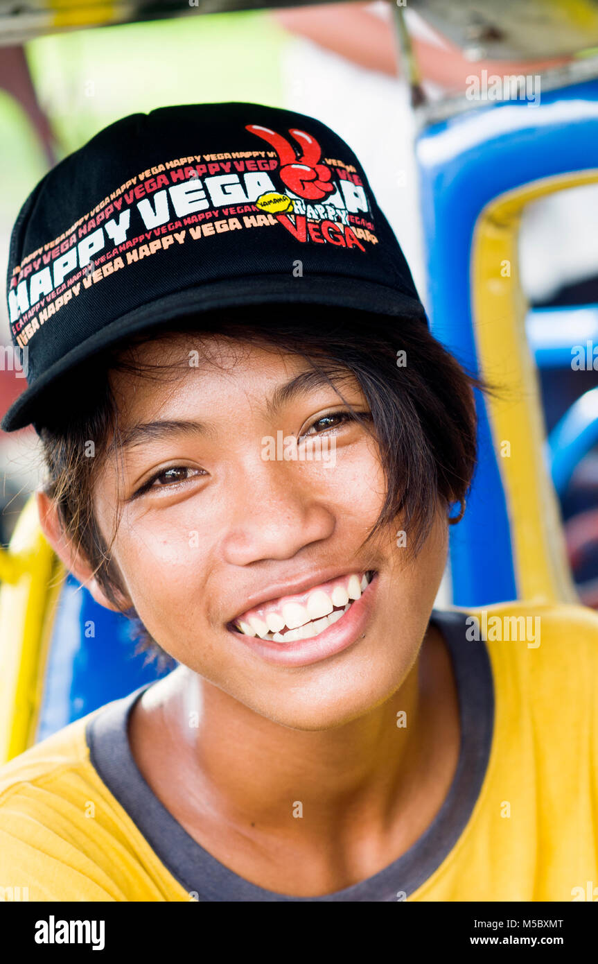 Ritratto di un giovane adulto triciclo drtiver nella città di San Carlos, Negros Occidental, Filippine Foto Stock
