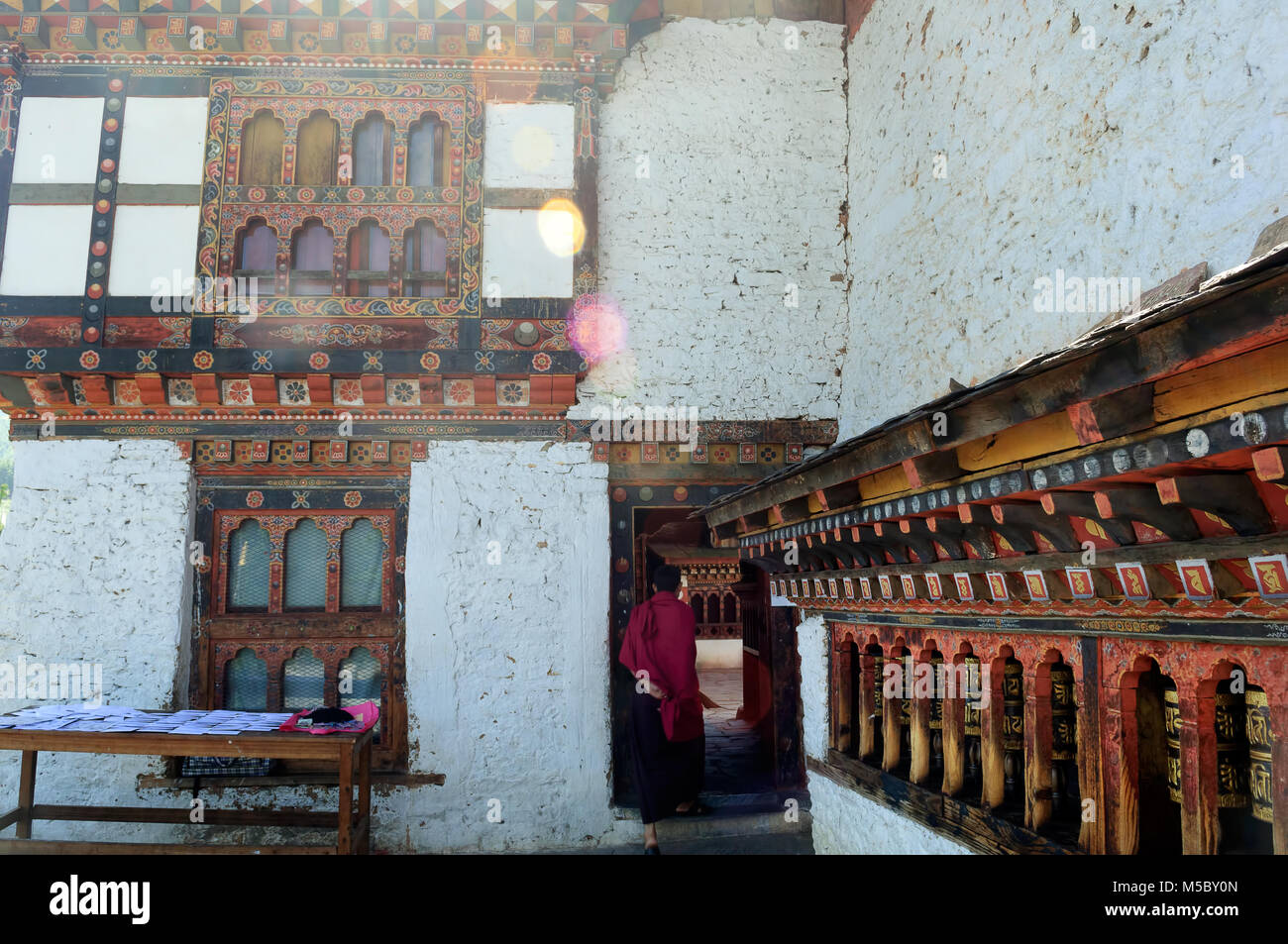 Giovane sacerdote e rotazione di ruote della preghiera dell antico monastero a Thimphu Bhutan, Chang pista Kha Lakhang, punto di riferimento Foto Stock