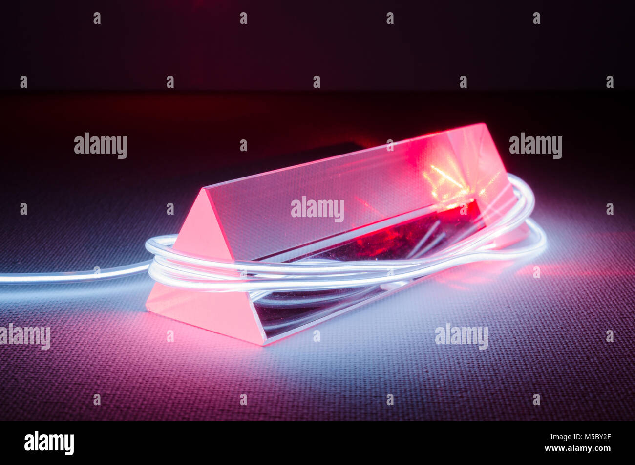 Prisma di vetro con luce laser immagini e fotografie stock ad alta  risoluzione - Alamy