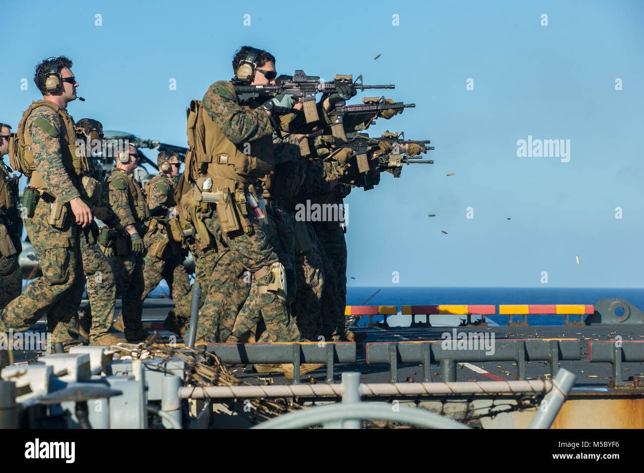 Stati Uniti Marines con il raid marittimo forza (MRF), 26 Marine Expeditionary Unit (MEU), fire M4A1 carbine fucili a canna rigata durante un live-fire sparare sul ponte di volo dell'assalto anfibio nave USS Iwo Jima (LHD 7), feb 17, 2018. Il MRF condotto la formazione al fine di mantenere la competenza di armi con la M45A1 PISTOLA E M4A1 carbine fucile mentre in mare. (U.S. Marine Corps foto di Cpl. Ieter T. pietra) Foto Stock