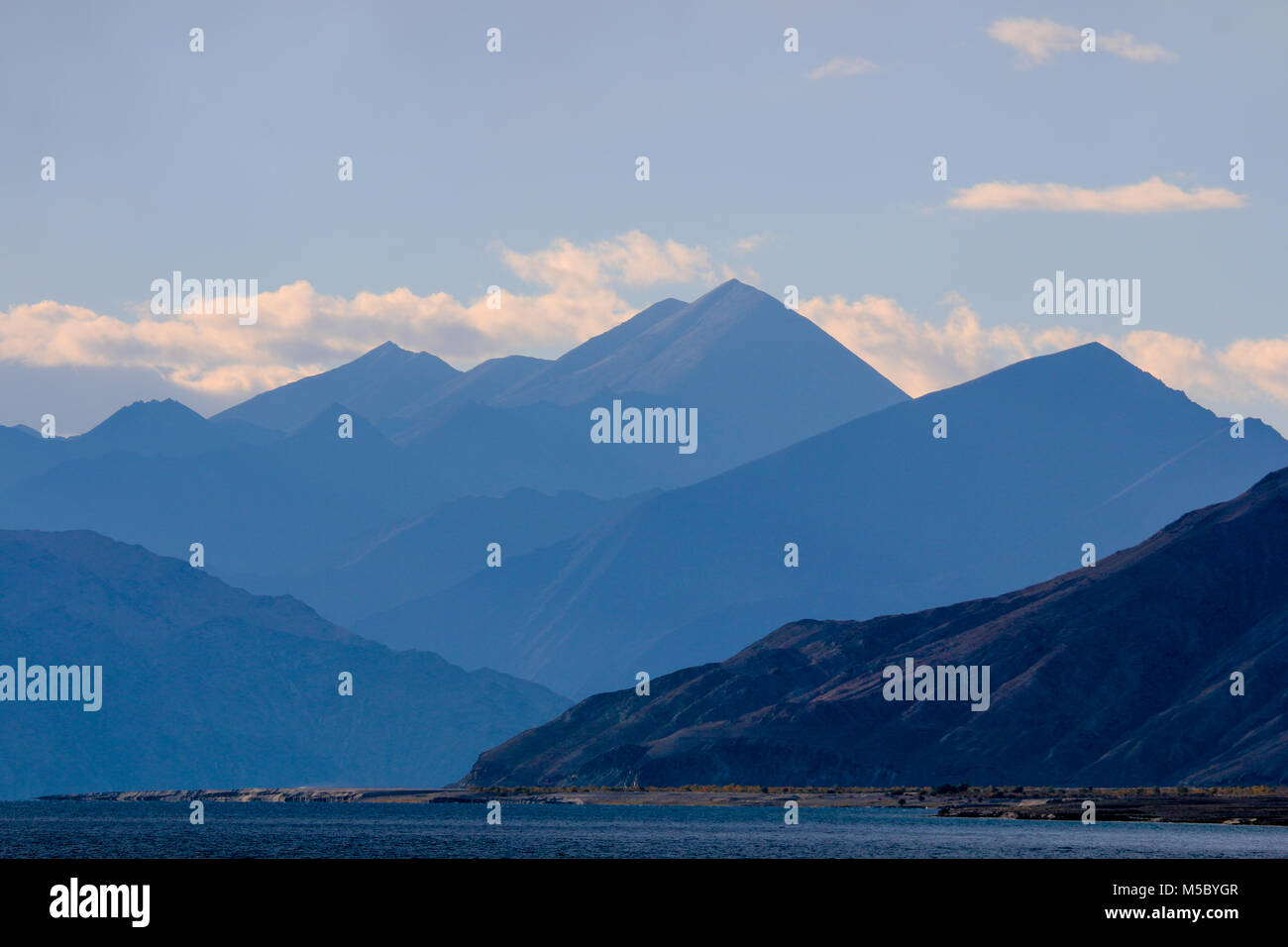 Fantastica vista sulle montagne e sulle nuvole, Leh Ladakh, India Foto Stock