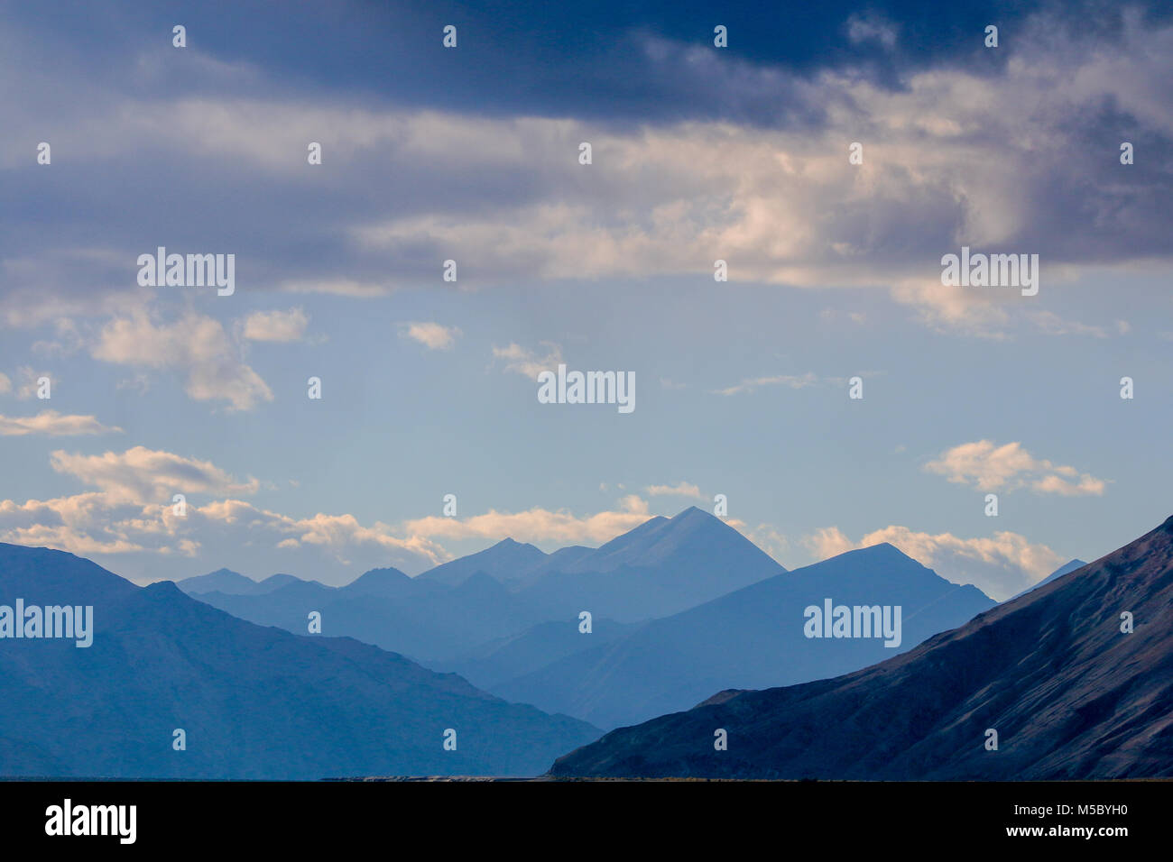 Fantastica vista sulle montagne e sulle nuvole, Leh Ladakh, India Foto Stock