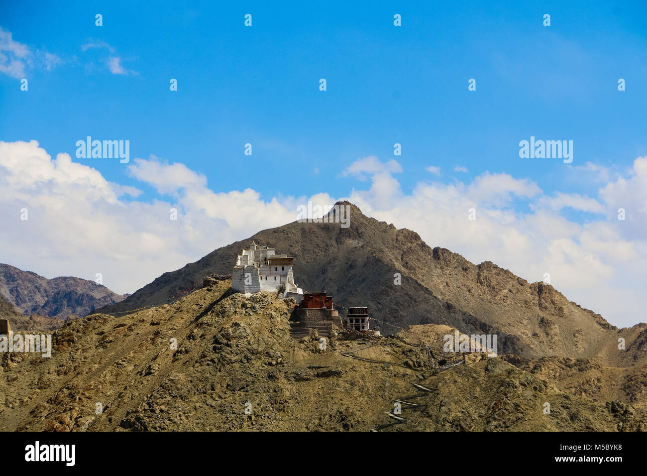 Monastero Buddista sulla cima della montagna, Leh Ladakh, Jammu Kashmir India Foto Stock