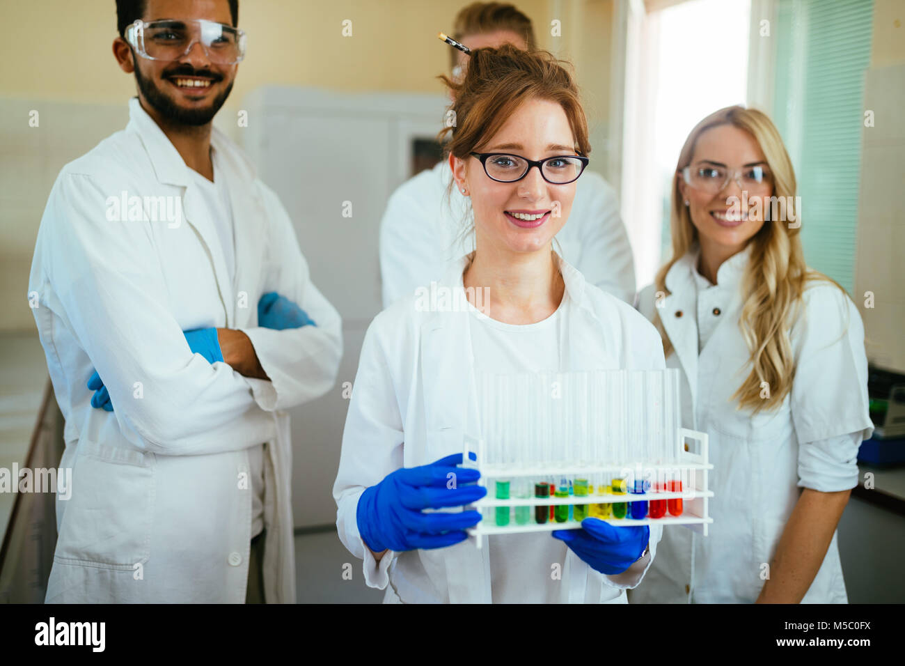 Gruppo di studenti che lavorano presso il laboratorio Foto Stock