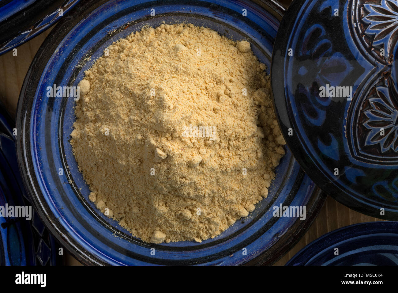 Tradizionale blu ciotola con marocchino essiccato polvere di zenzero visto da sopra Foto Stock