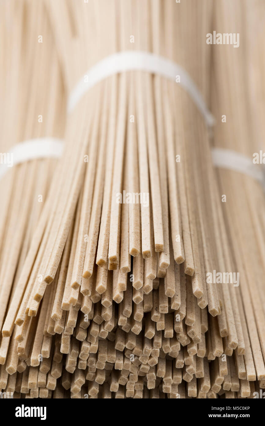 Raw giapponese soba noodles fasci close up Foto Stock