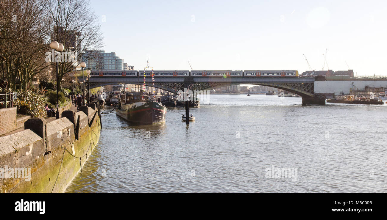 London, England, Regno Unito - 16 Marzo 2014: una classe 378 London Overground treni passeggeri attraversa il fiume Tamigi tra Battersea Riverside e Imperial Foto Stock