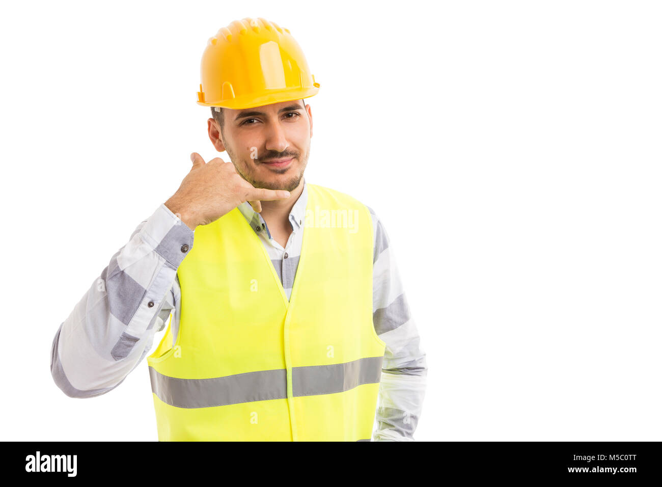 Impresa di costruzioni persona di contatto concetto con bel ingegnere amico di effettuazione della chiamata noi gesto isolato su sfondo bianco Foto Stock