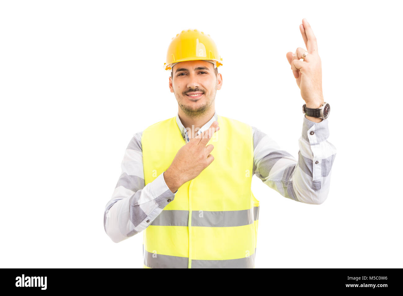 Operaio edile o architetto sentirsi fortunati e rendere buona fortuna gesto con le dita incrociate su entrambi le mani come desideri speranze e sogni concept Foto Stock