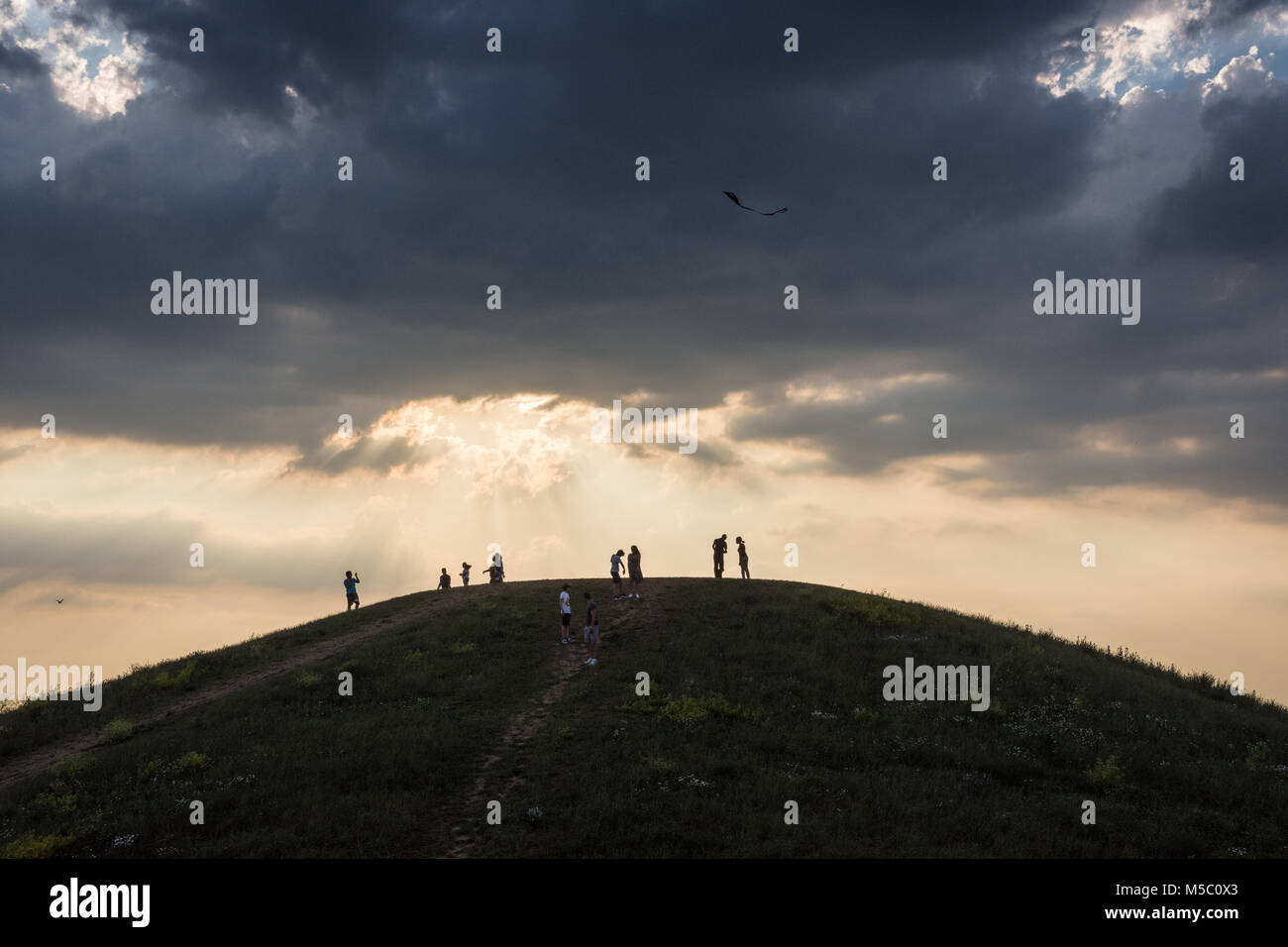 London, England, Regno Unito - 18 Giugno 2017: folle salire le colline artificiali e volare Kites in Northala Fields Park in Ealing, West London. Foto Stock