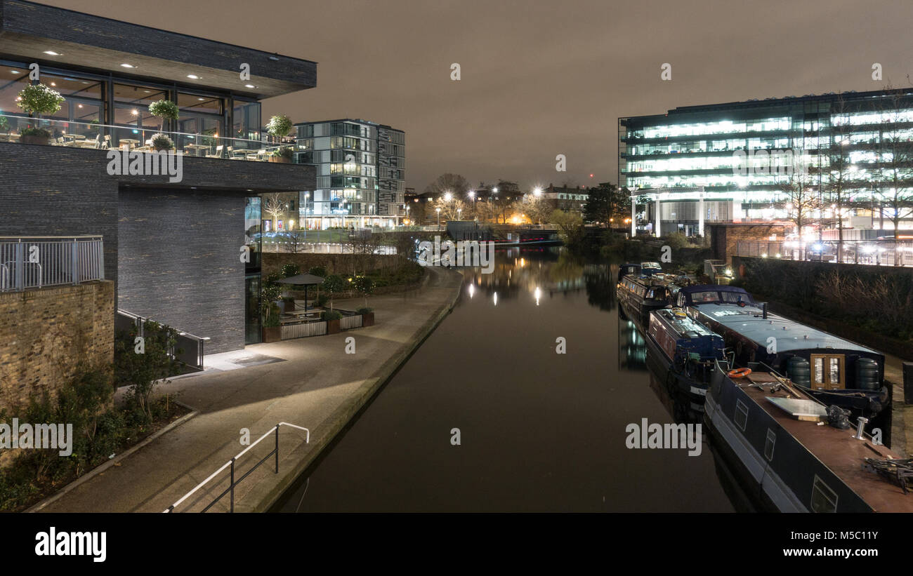 London, England, Regno Unito - 21 dicembre 2017: moderni edifici per uffici di stand lungo il Regent's Canal in King Cross area di riqualificazione nel nord di Londra. Foto Stock