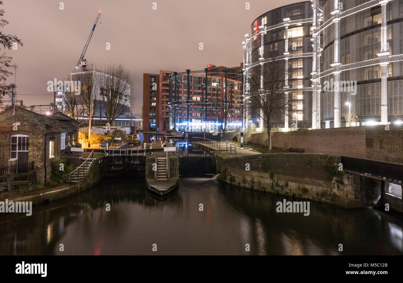 London, England, Regno Unito - 21 dicembre 2017: Gasholders vittoriano sono state riconvertite in edifici di appartamenti accanto al Regent's Canal a King's Cross Foto Stock