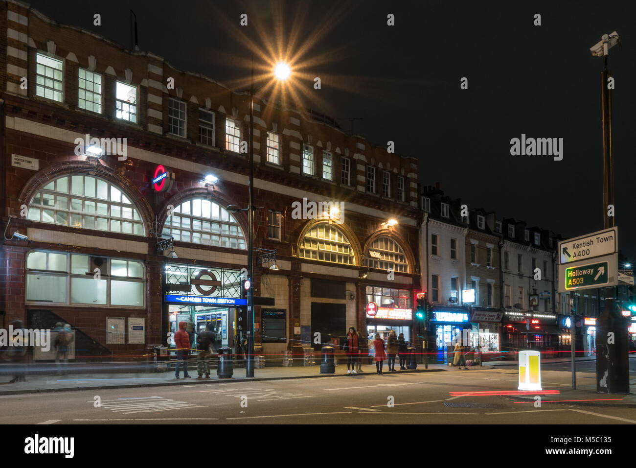 London, England, Regno Unito - 8 Gennaio 2018: pendolari a piedi lungo Kentish Town strada alla stazione della metropolitana di Camden Town a Londra del nord. Foto Stock