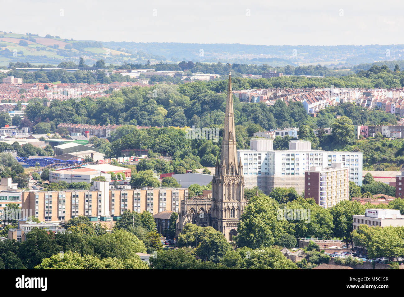 Bristol, Inghilterra, Regno Unito - 17 Luglio 2016: l'alta guglia di St Mary Redcliffe e alloggiamento del Consiglio blocchi del Redcliffe Station Wagon stand di spicco nel Foto Stock