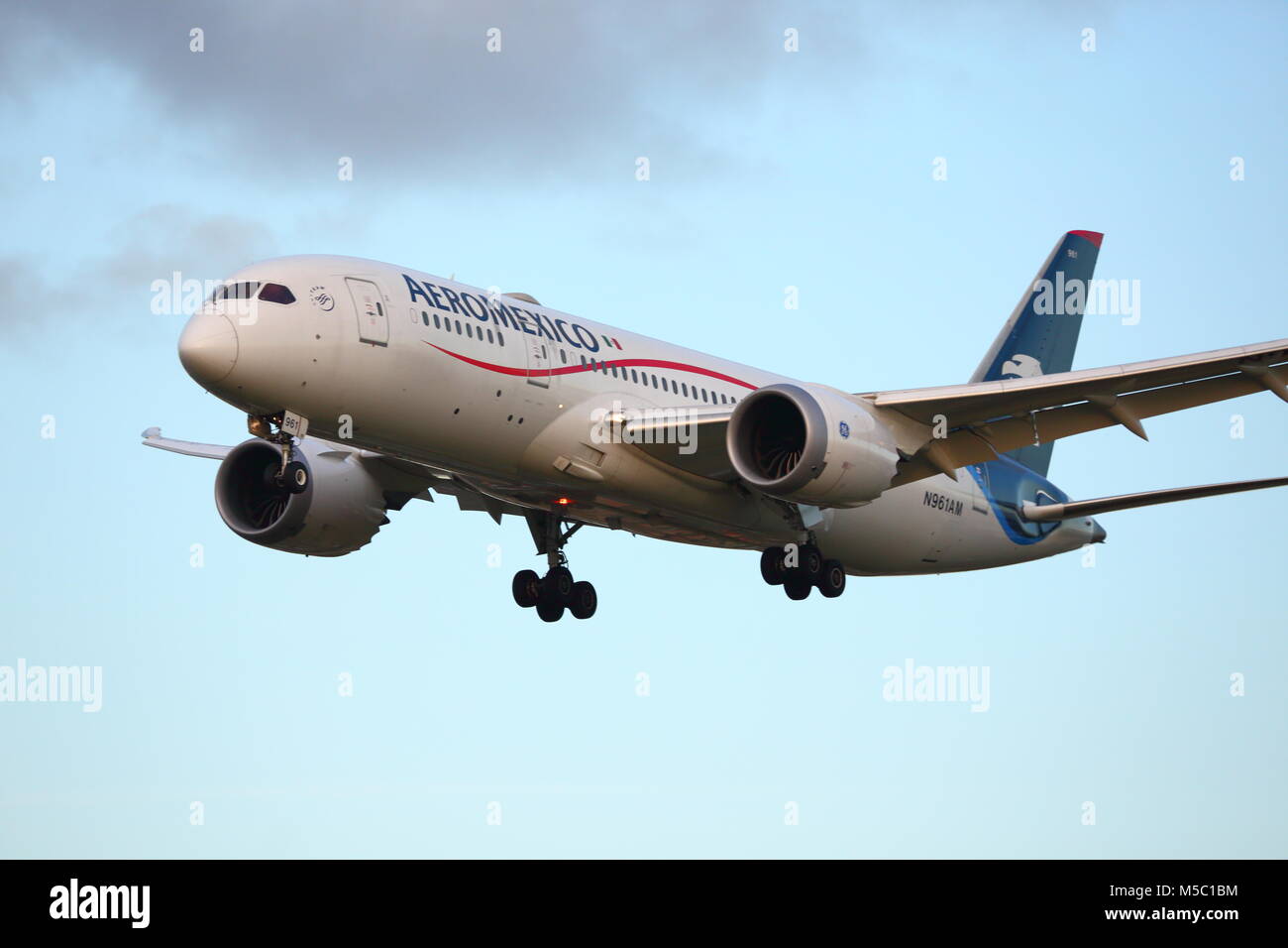 Aeromexico Boeing 787 Dreamliner N961AM atterraggio all'Aeroporto Heathrow di Londra, Regno Unito Foto Stock