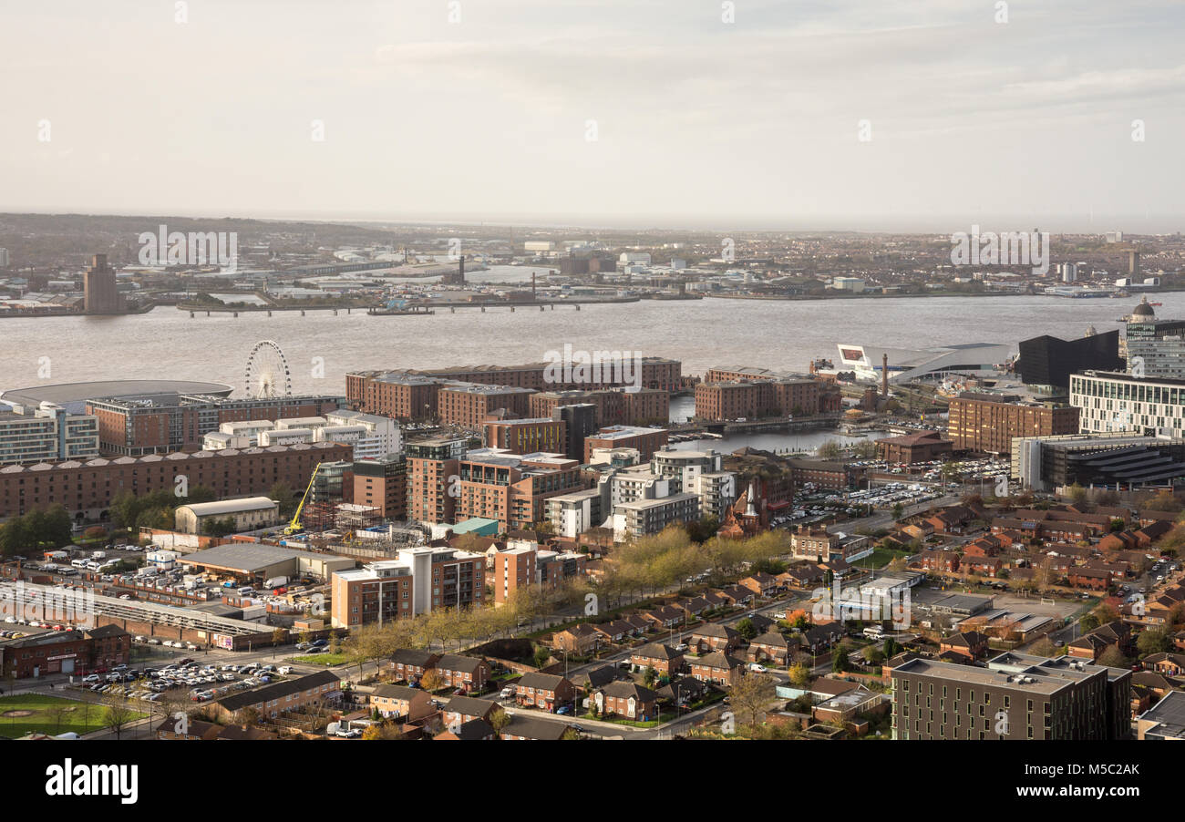 Liverpool, in Inghilterra, Regno Unito - 9 Novembre 2017: magazzini di Liverpool storico dell'Albert Dock lungo il fiume Mersey nella zona centrale di Liverpool, con Birkenhead Foto Stock