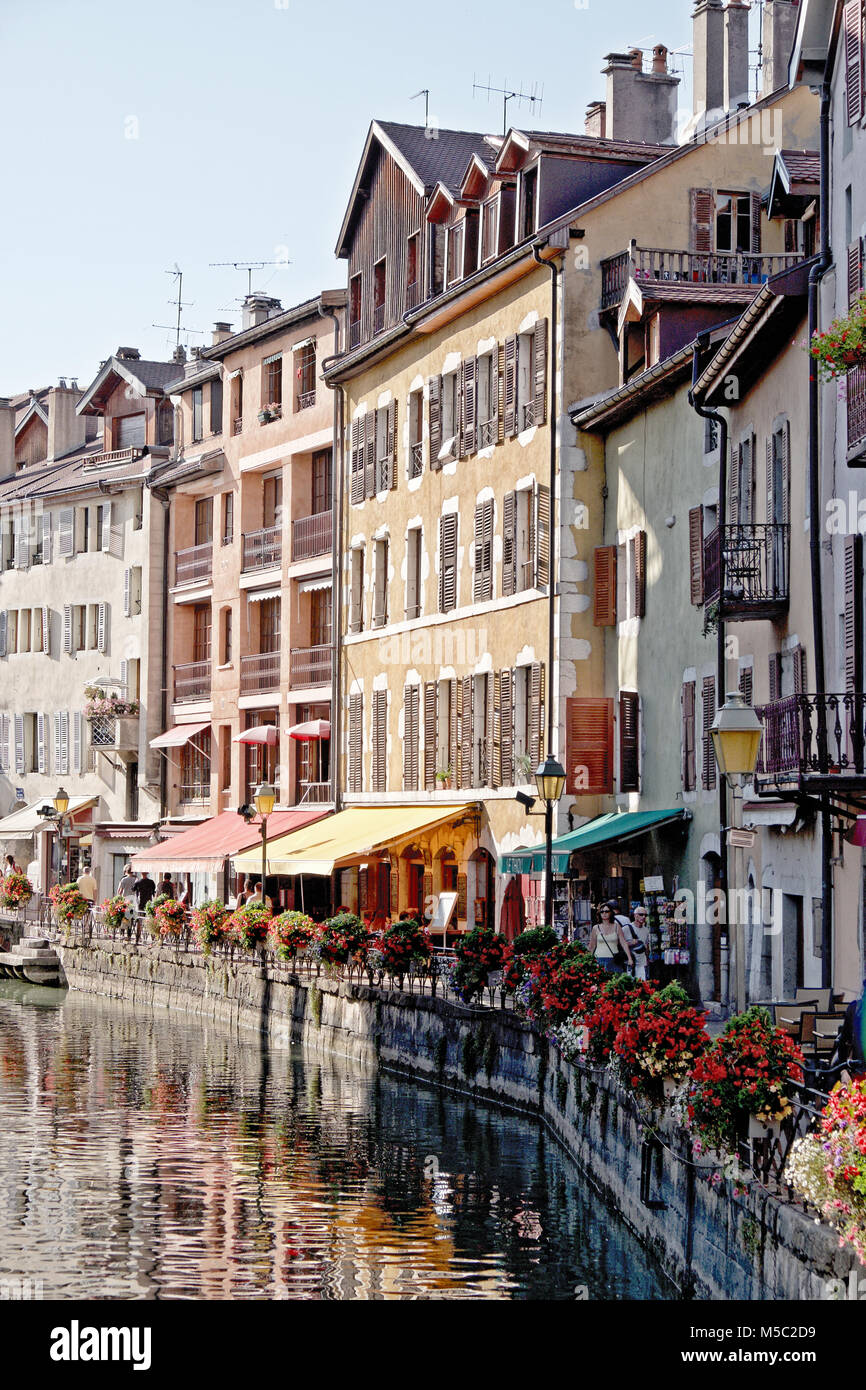 Rive del Canal du Vasse sono rivestiti con cafè, ristoranti e negozi molto usata dai visitatori e turisti. Foto Stock