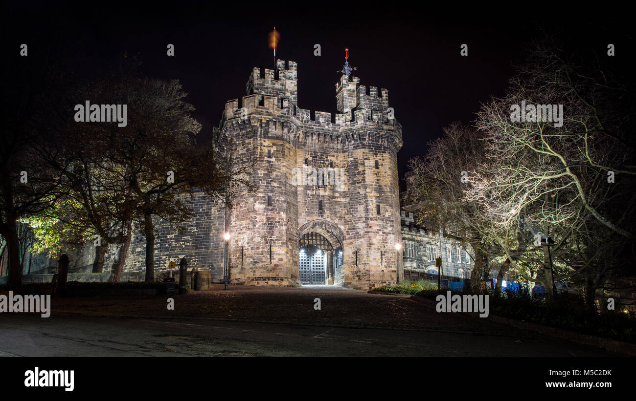 Lancaster, England, Regno Unito - 11 Novembre 2017: il rivellino principale del medievale castello di Lancaster è illuminato di notte. Foto Stock