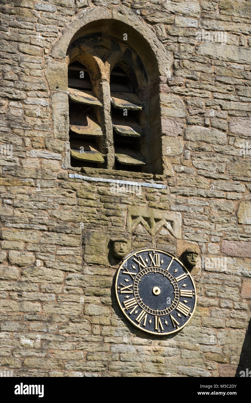 Orologio e finestra sulla torre di St James Church, Taxal, Whaley Bridge, Derbyshire, in Inghilterra. Foto Stock