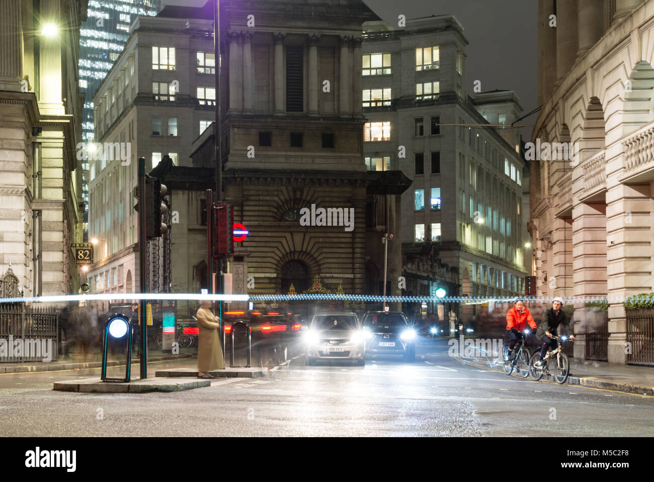 London, England, Regno Unito - 11 Gennaio 2018: il traffico attende a segnali alla giunzione della banca nella city di Londra, con St Mary Woolnoth chiesa e blocco di ufficio Foto Stock