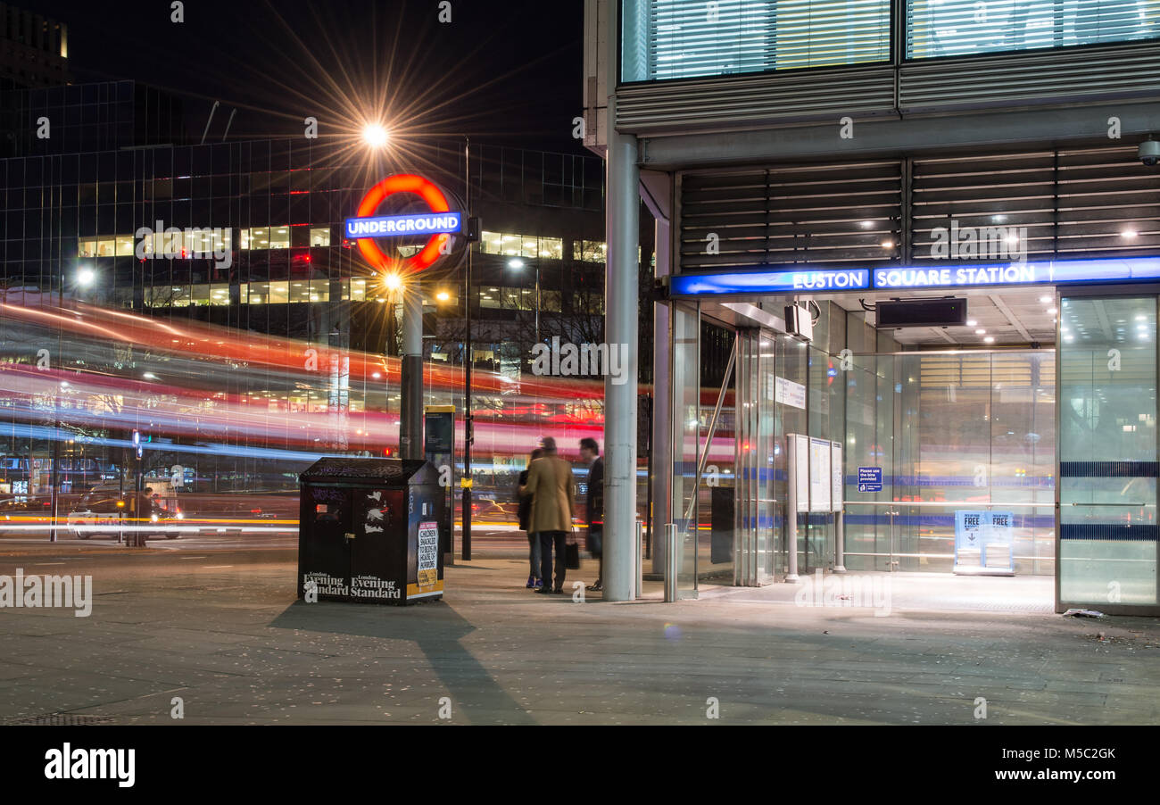 London, England, Regno Unito - 16 Gennaio 2018: il traffico giunchi passato la fermata della metropolitana Euston Square su Gower Street nel centro di Londra. Foto Stock