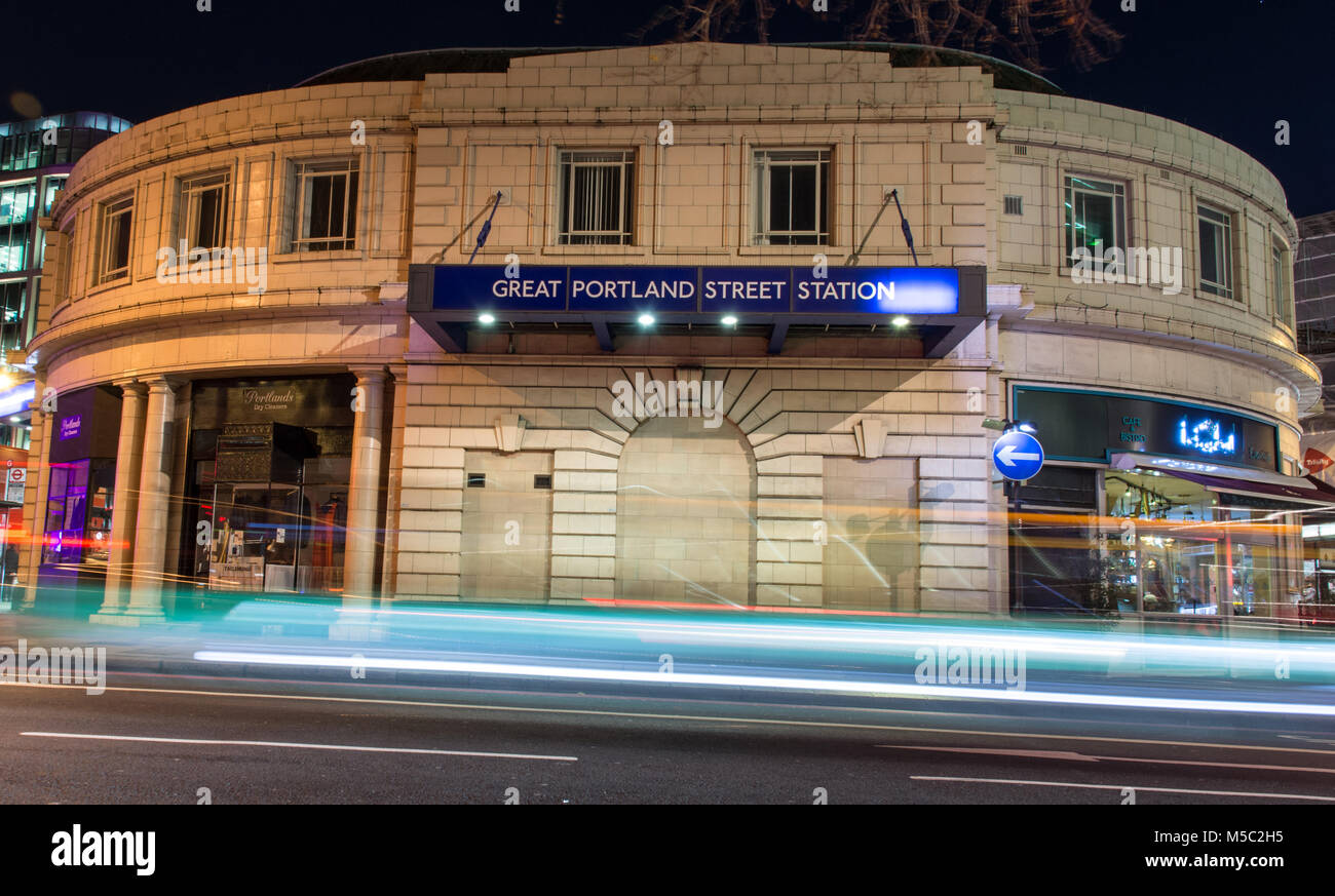 London, England, Regno Unito - 16 Gennaio 2018: il traffico giunchi passato Great Portland Street Londra la stazione della metropolitana nel centro di Londra di notte. Foto Stock