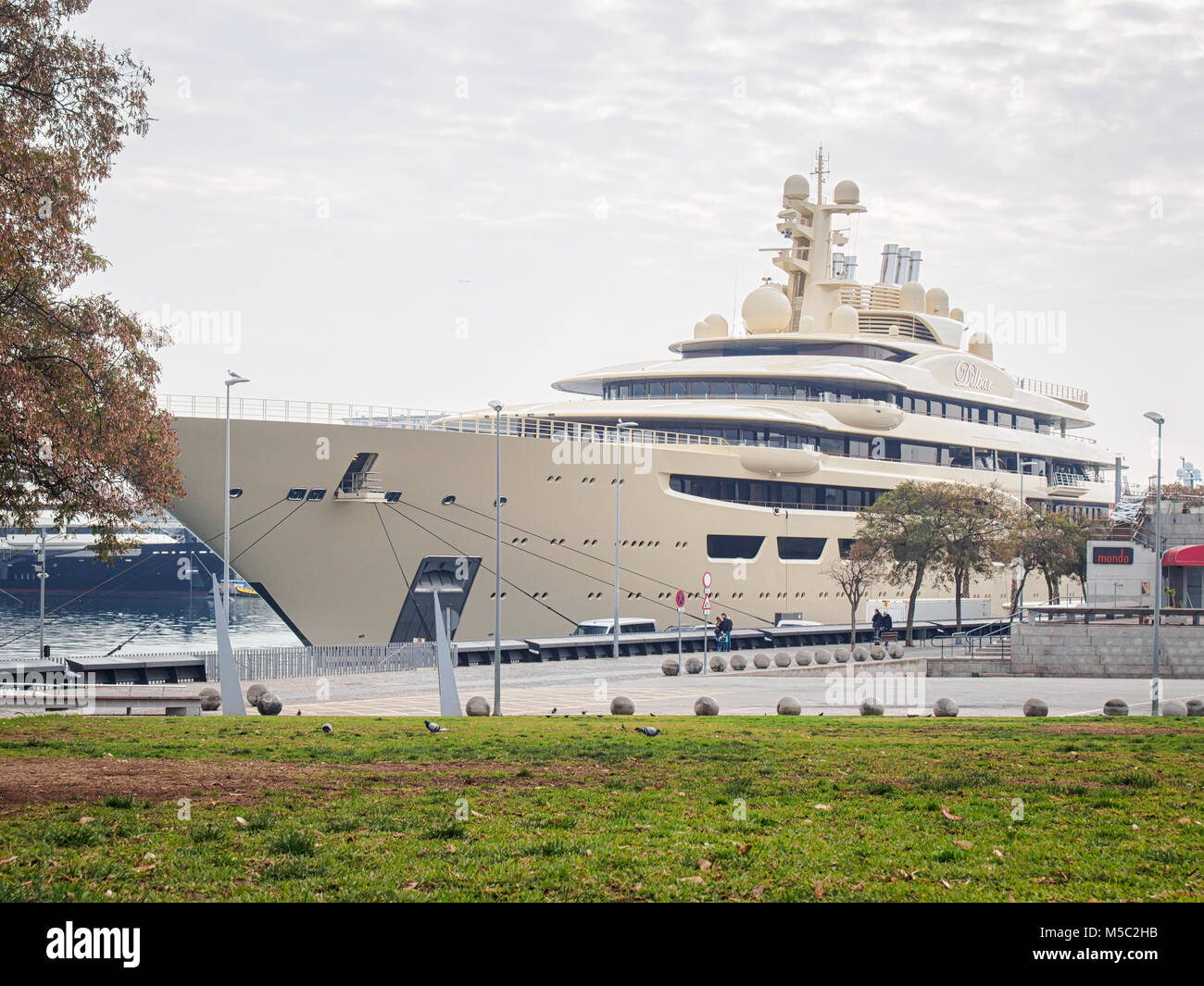 Barcellona, Spagna-febbraio 16, 2018: più grande yacht personale nel mondo 'Dilbar' posseduto da imprenditore russo Alisher Usmanov nel porto di Barcelon Foto Stock