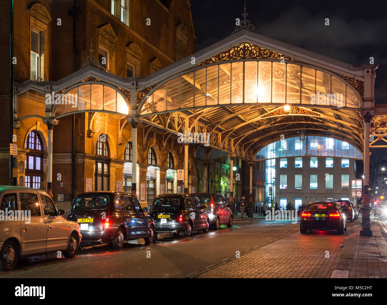 London, England, Regno Unito - 16 Gennaio 2018: Tradizionale Londra taxi coda per prelevare i pendolari a Chiltern Railways' London Marylebone capolinea stazione. Foto Stock